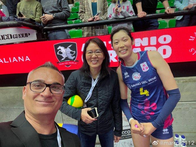 师徒情深再现：郎平亲临现场护佑朱婷，跨国传