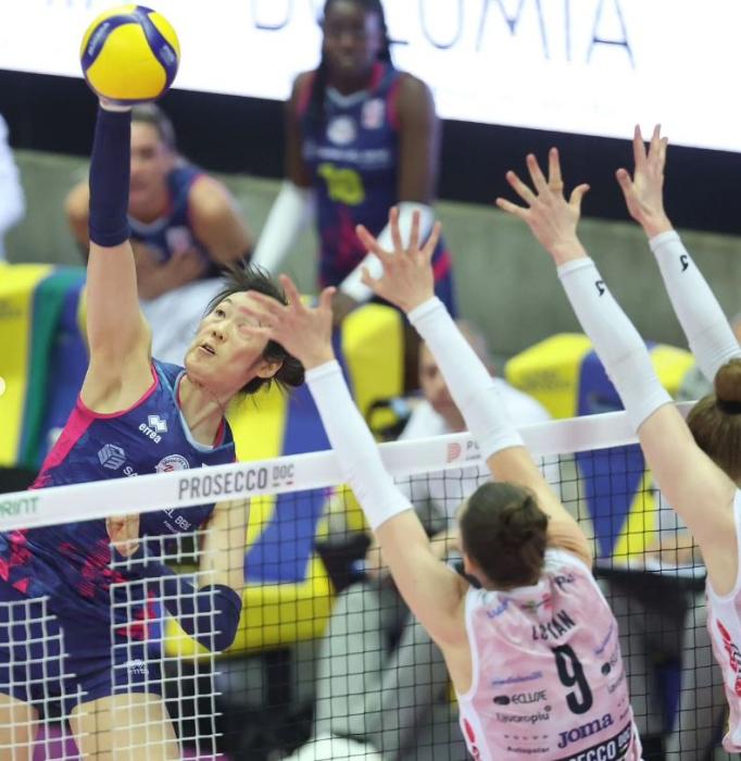 师徒情深再现：郎平亲临现场护佑朱婷，跨国传