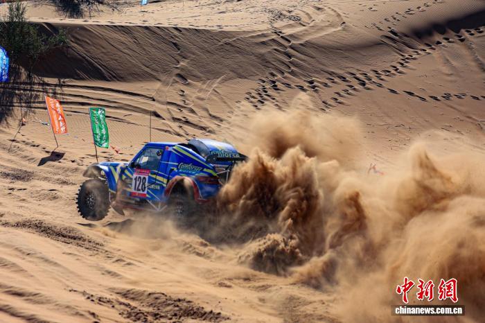 2025中国汽车场地越野锦标赛杭锦旗站开幕 排位赛