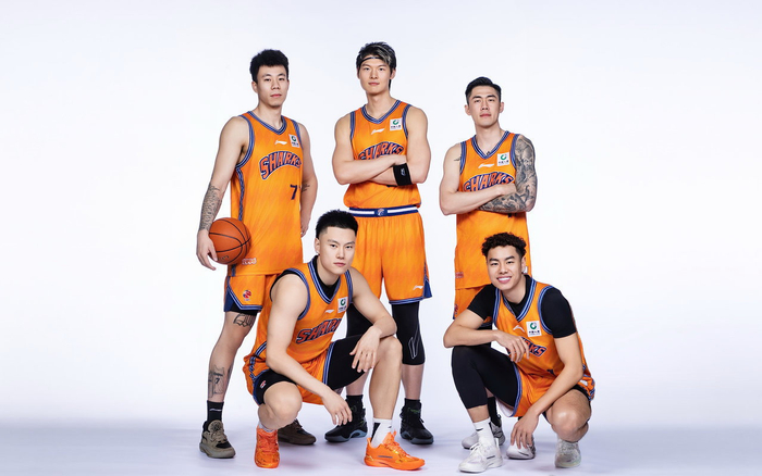 王哲林张镇麟迎战胡明轩徐杰 上海广东巅峰对决