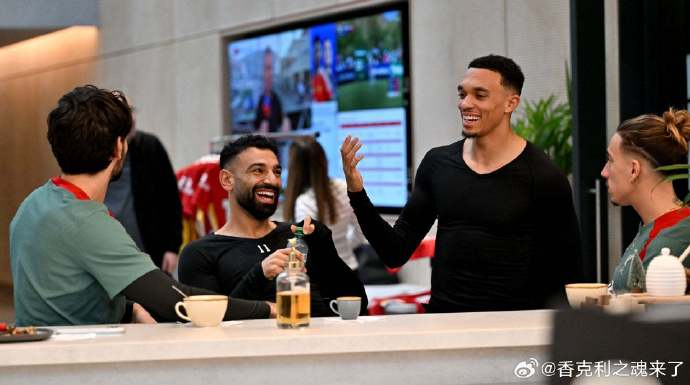 萨拉赫制定吧台咖啡饮用新规 要求成员专注交流